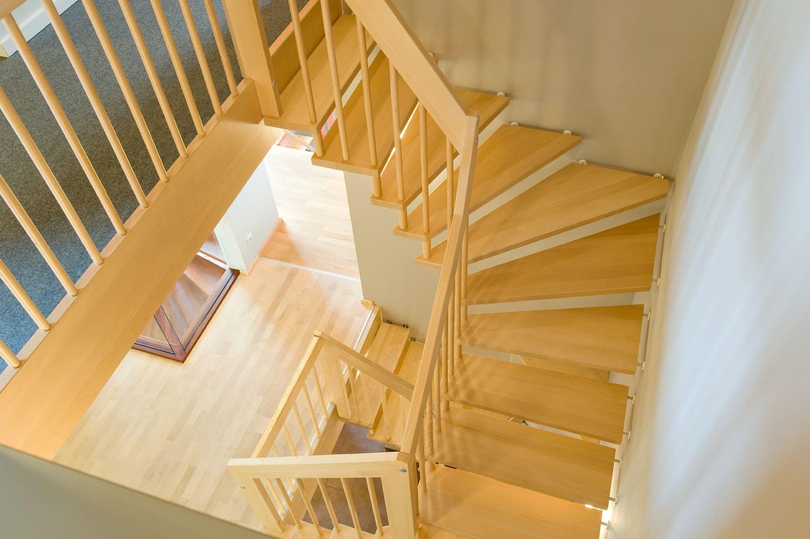 Holztreppe Systemtreppe halbgewendelt mit Holzgeländer natur