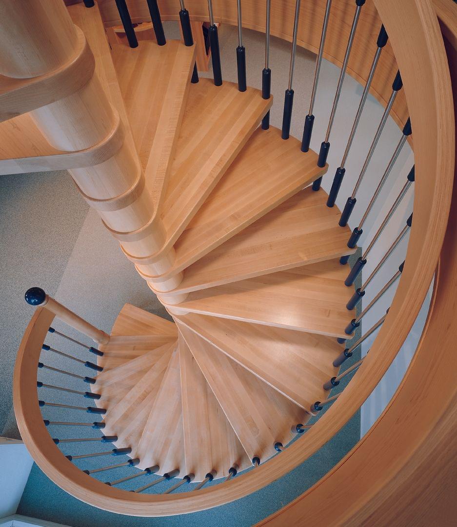 Holz-Spindeltreppe mit Holzhandlauf mit Edelstahlstäben