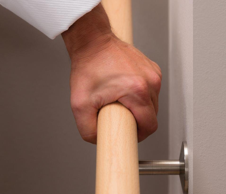 Treppe mit Wandhandlauf aus Holz für barrierefreies Wohnen