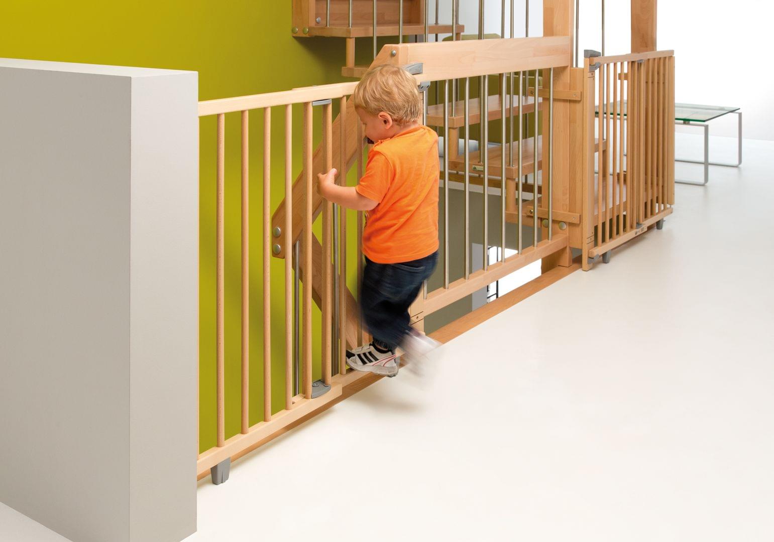 Holztreppe mit Kinderschutz Kinderschutztüre aus Holz